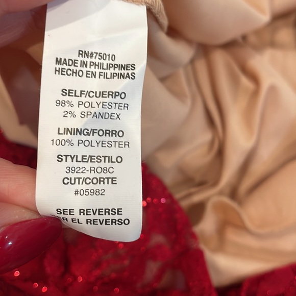 Red lace & glitter gown (5) - Picture 12 of 16